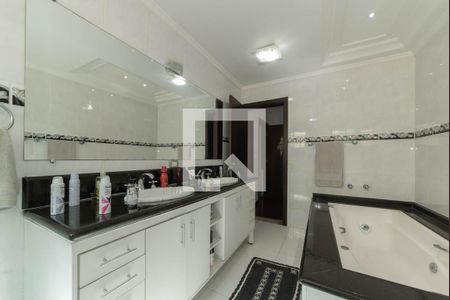 Casa à venda com 468m², 4 quartos e 4 vagas Casa à venda com 468m², 4 quartos e 4 vagasBanheiro da Suíte 4