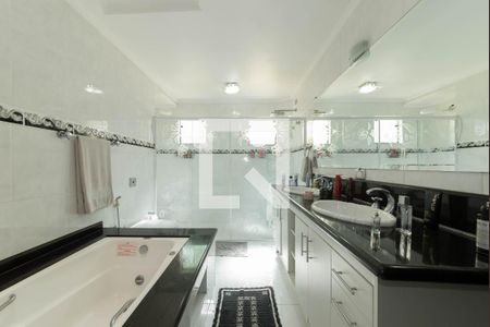 Casa à venda com 468m², 4 quartos e 4 vagas Casa à venda com 468m², 4 quartos e 4 vagasBanheiro da Suíte 4