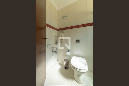 Casa à venda com 468m², 4 quartos e 4 vagas Casa à venda com 468m², 4 quartos e 4 vagasBanheiro da Suíte 3