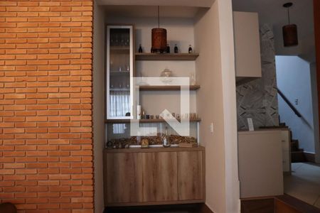 Detalhe da sala de estar  de casa à venda com 5 quartos, 400m² em Vila Brandina, Campinas