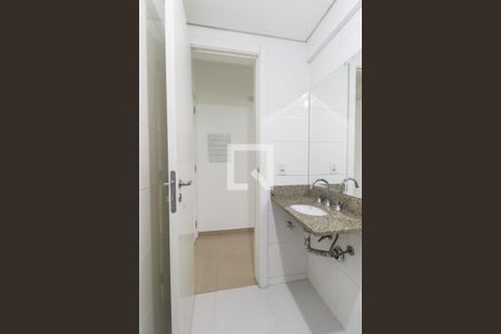 Banheiro Social de kitnet/studio para alugar com 1 quarto, 30m² em Centro, Curitiba