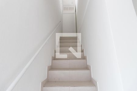 Escada de casa de condomínio para alugar com 1 quarto, 55m² em Vila Isolina Mazzei, São Paulo