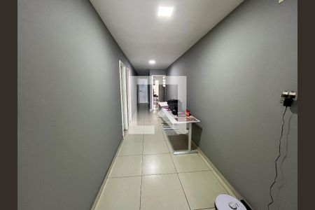 Corredor de apartamento para alugar com 3 quartos, 170m² em Jardim Guanabara, Rio de Janeiro