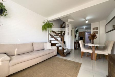 Sala de casa de condomínio à venda com 2 quartos, 117m² em Vila Nova, Porto Alegre