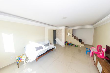 Sala 1 de casa para alugar com 4 quartos, 500m² em Marechal Hermes, Rio de Janeiro