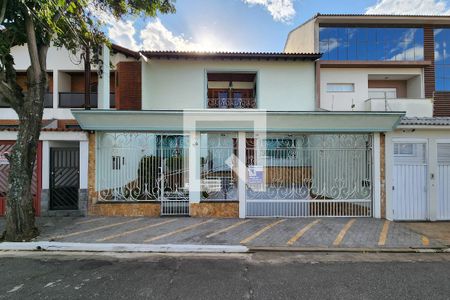 Casa à venda com 450m², 3 quartos e 8 vagas Casa à venda com 450m², 3 quartos e 8 vagasFachada
