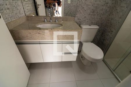 Banheiro de kitnet/studio para alugar com 1 quarto, 35m² em Real Parque, São Paulo