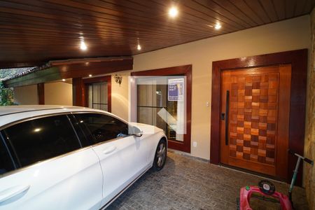 Casa de condomínio para alugar com 478m², 4 quartos e 6 vagas Casa de condomínio para alugar com 478m², 4 quartos e 6 vagasFachada