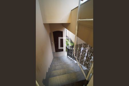 Casa de condomínio para alugar com 478m², 4 quartos e 6 vagas Casa de condomínio para alugar com 478m², 4 quartos e 6 vagasEscada