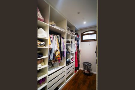 Casa de condomínio para alugar com 478m², 4 quartos e 6 vagas Casa de condomínio para alugar com 478m², 4 quartos e 6 vagasCloset da suíte