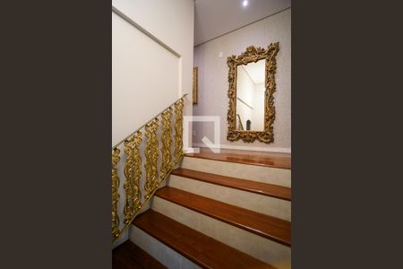 Casa de condomínio para alugar com 478m², 4 quartos e 6 vagas Casa de condomínio para alugar com 478m², 4 quartos e 6 vagasEscada