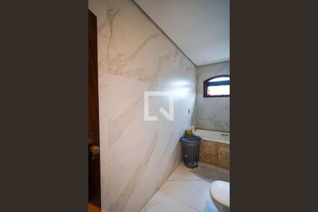 Casa de condomínio para alugar com 478m², 4 quartos e 6 vagas Casa de condomínio para alugar com 478m², 4 quartos e 6 vagasBanheiro da Suíte