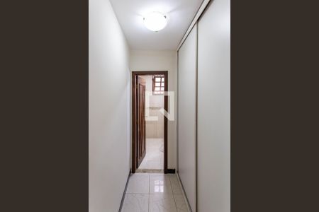Corredor de casa para alugar com 4 quartos, 253m² em Parque Copacabana, Belo Horizonte