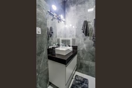 Casa à venda com 342m², 4 quartos e 2 vagas Casa à venda com 342m², 4 quartos e 2 vagasBanheiro Corredor