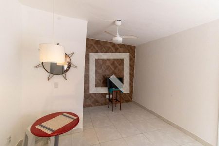 Sala de casa de condomínio para alugar com 2 quartos, 60m² em Piratininga, Niterói