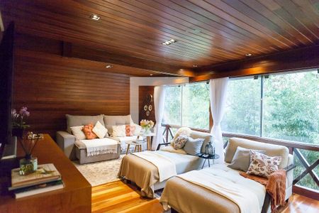 Casa de condomínio à venda com 420m², 5 quartos e 4 vagas Casa de condomínio à venda com 420m², 5 quartos e 4 vagasSala de TV