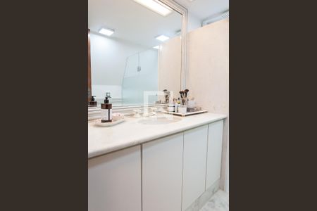 Casa de condomínio à venda com 420m², 5 quartos e 4 vagas Casa de condomínio à venda com 420m², 5 quartos e 4 vagasBanheiro Social