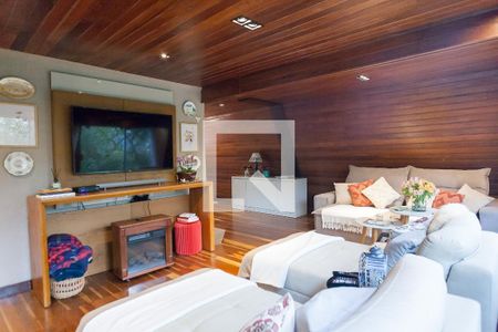 Casa de condomínio à venda com 420m², 5 quartos e 4 vagas Casa de condomínio à venda com 420m², 5 quartos e 4 vagasSala de TV