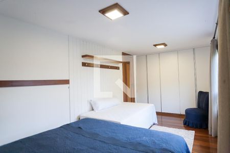 Casa de condomínio à venda com 420m², 5 quartos e 4 vagas Casa de condomínio à venda com 420m², 5 quartos e 4 vagasQuarto 1