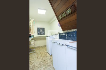 Casa de condomínio à venda com 420m², 5 quartos e 4 vagas Casa de condomínio à venda com 420m², 5 quartos e 4 vagasÁrea de Serviço