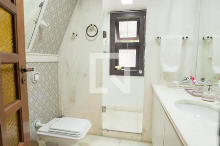 Casa de condomínio à venda com 420m², 5 quartos e 4 vagas Casa de condomínio à venda com 420m², 5 quartos e 4 vagasBanheiro suite master