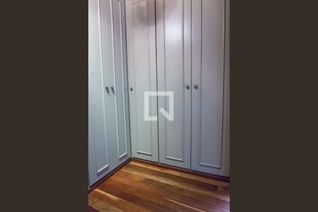 Casa de condomínio à venda com 420m², 5 quartos e 4 vagas Casa de condomínio à venda com 420m², 5 quartos e 4 vagasCloset suite master