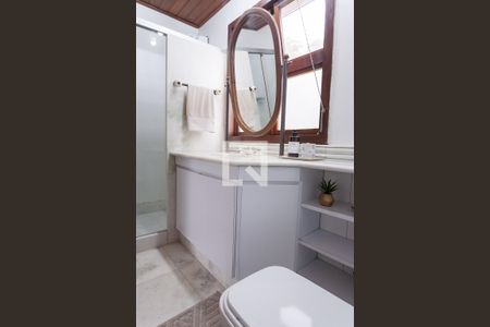 Casa de condomínio à venda com 420m², 5 quartos e 4 vagas Casa de condomínio à venda com 420m², 5 quartos e 4 vagasBanheiro suíte 2