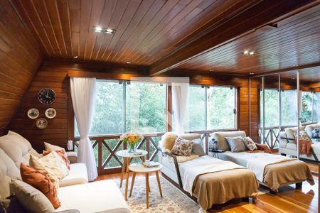 Casa de condomínio à venda com 420m², 5 quartos e 4 vagas Casa de condomínio à venda com 420m², 5 quartos e 4 vagasSala de TV