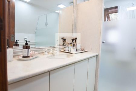 Casa de condomínio à venda com 420m², 5 quartos e 4 vagas Casa de condomínio à venda com 420m², 5 quartos e 4 vagasBanheiro Social