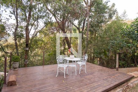 Casa de condomínio à venda com 420m², 5 quartos e 4 vagas Casa de condomínio à venda com 420m², 5 quartos e 4 vagasDeck quintal