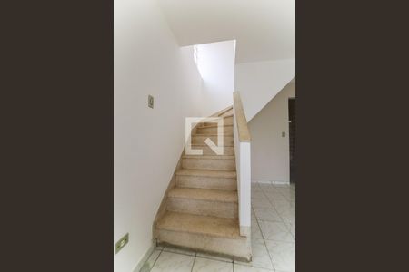 Escada de casa para alugar com 2 quartos, 170m² em Jardim Monte Alegre, Taboão da Serra