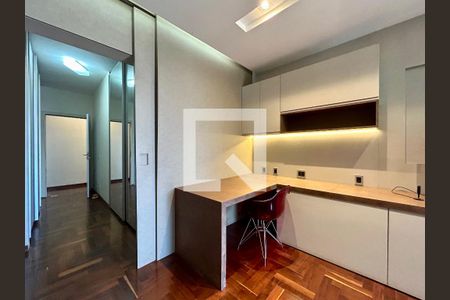 Casa à venda com 593m², 6 quartos e 6 vagas Casa à venda com 593m², 6 quartos e 6 vagasQuarto 3