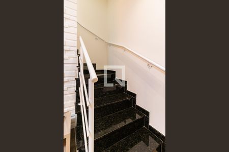 Escadas de casa de condomínio para alugar com 2 quartos, 73m² em Cidade Mãe do Céu, São Paulo