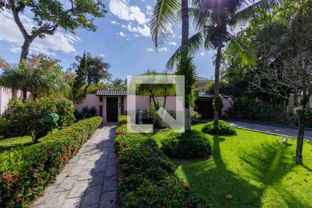 Casa de condomínio à venda com 850m², 5 quartos e 6 vagas Casa de condomínio à venda com 850m², 5 quartos e 6 vagasFachada