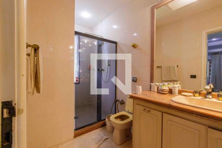 Casa de condomínio à venda com 850m², 5 quartos e 6 vagas Casa de condomínio à venda com 850m², 5 quartos e 6 vagasBanheiro Suíte 2