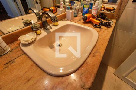 Casa de condomínio à venda com 850m², 5 quartos e 6 vagas Casa de condomínio à venda com 850m², 5 quartos e 6 vagasBanheiro Suíte 2