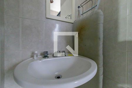 Casa de condomínio à venda com 850m², 5 quartos e 6 vagas Casa de condomínio à venda com 850m², 5 quartos e 6 vagasBanheiro de Serviço