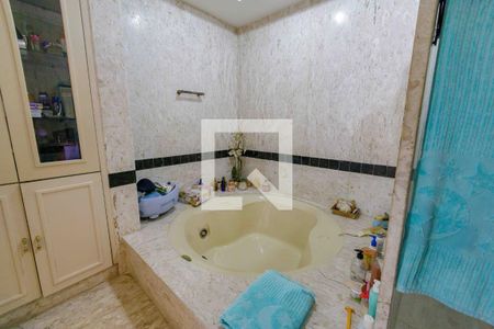 Casa de condomínio à venda com 850m², 5 quartos e 6 vagas Casa de condomínio à venda com 850m², 5 quartos e 6 vagasBanheiro Suíte 3