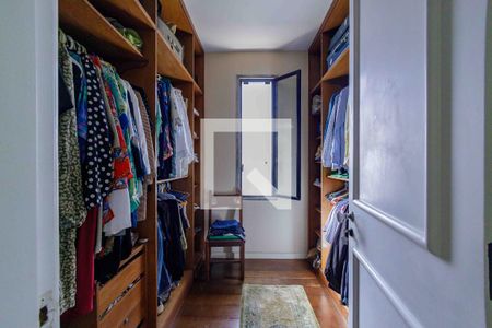 Casa de condomínio à venda com 850m², 5 quartos e 6 vagas Casa de condomínio à venda com 850m², 5 quartos e 6 vagasCloset Suíte 3