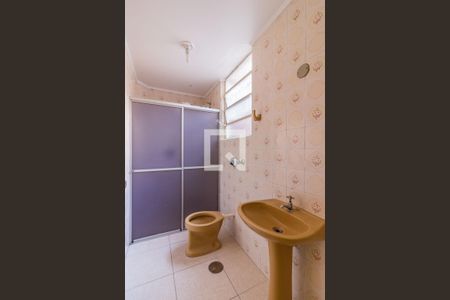 Banheiro de kitnet/studio para alugar com 1 quarto, 60m² em Chácara das Pedras, Porto Alegre