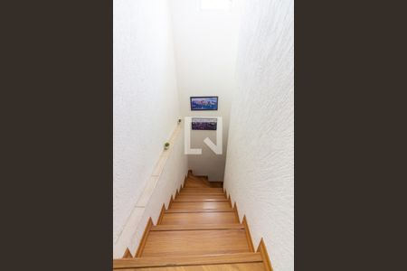 Casa à venda com 250m², 2 quartos e 2 vagas Casa à venda com 250m², 2 quartos e 2 vagasEscada