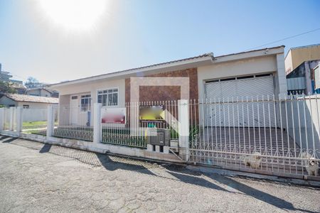 Casa para alugar com 130m², 3 quartos e 3 vagas Casa para alugar com 130m², 3 quartos e 3 vagasFachada