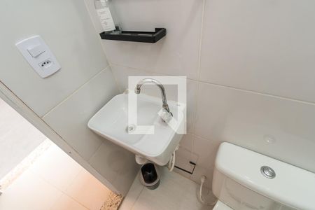 Banheiro de kitnet/studio para alugar com 1 quarto, 20m² em Penha, Rio de Janeiro