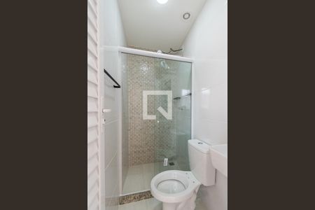 Banheiro de kitnet/studio para alugar com 1 quarto, 20m² em Penha, Rio de Janeiro