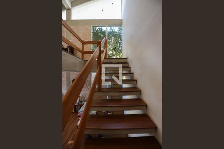 Casa de condomínio para alugar com 250m², 4 quartos e 4 vagas Casa de condomínio para alugar com 250m², 4 quartos e 4 vagasEscada