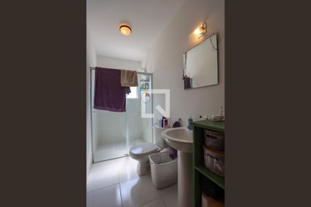 Casa de condomínio para alugar com 250m², 4 quartos e 4 vagas Casa de condomínio para alugar com 250m², 4 quartos e 4 vagasBanheiro social