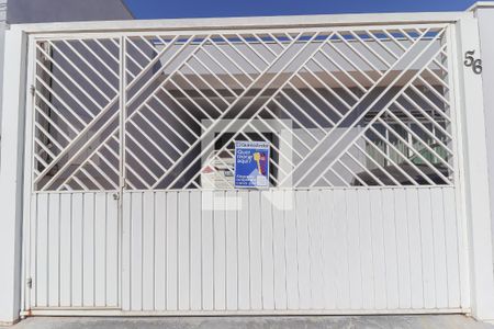 Casa à venda com 260m², 4 quartos e 3 vagas Casa à venda com 260m², 4 quartos e 3 vagasFachada