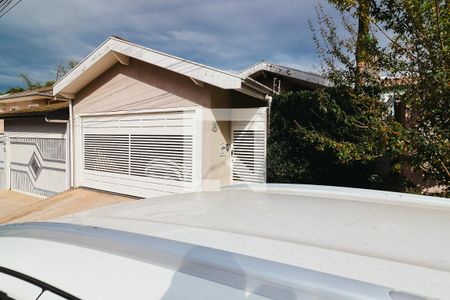 Casa à venda com 250m², 3 quartos e 2 vagas Casa à venda com 250m², 3 quartos e 2 vagasFachada