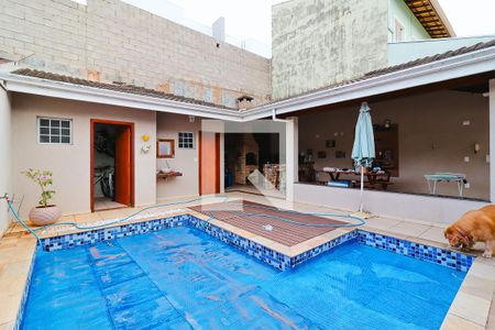 Casa à venda com 250m², 3 quartos e 2 vagas Casa à venda com 250m², 3 quartos e 2 vagasPiscina