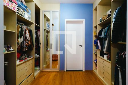 Casa à venda com 250m², 3 quartos e 2 vagas Casa à venda com 250m², 3 quartos e 2 vagasCloset da suíte
